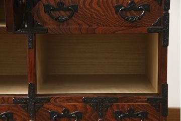 中古　岩谷堂箪笥　美しい木目と立派な金具が目を惹く階段箪笥(和箪笥、収納箪笥、引き出し)(R-075271)