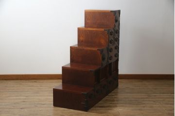 中古　岩谷堂箪笥　美しい木目と立派な金具が目を惹く階段箪笥(和箪笥、収納箪笥、引き出し)(R-075271)