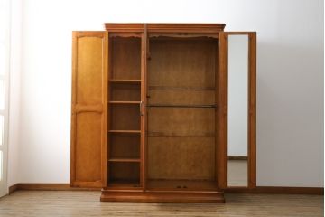 中古　美品!!　横浜ダニエル(daniel)　横浜クラシック家具　Etranger(エトランジェ)　E-101　クラシカルな佇まいが魅力的なワードローブ(洋服タンス、収納棚、戸棚、キャビネット)(定価約140万円)(R-075295)