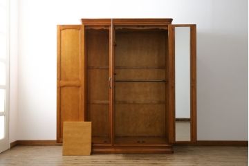 中古　美品!!　横浜ダニエル(daniel)　横浜クラシック家具　Etranger(エトランジェ)　E-101　クラシカルな佇まいが魅力的なワードローブ(洋服タンス、収納棚、戸棚、キャビネット)(定価約140万円)(R-075295)