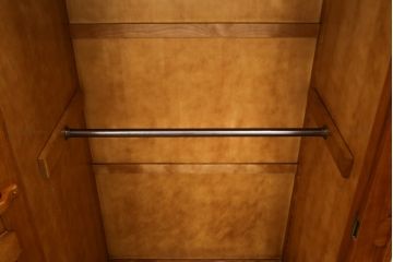 中古　美品!!　横浜ダニエル(daniel)　横浜クラシック家具　Etranger(エトランジェ)　E-101　クラシカルな佇まいが魅力的なワードローブ(洋服タンス、収納棚、戸棚、キャビネット)(定価約140万円)(R-075295)