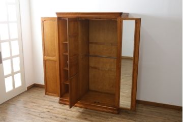 中古　美品!!　横浜ダニエル(daniel)　横浜クラシック家具　Etranger(エトランジェ)　E-101　クラシカルな佇まいが魅力的なワードローブ(洋服タンス、収納棚、戸棚、キャビネット)(定価約140万円)(R-075295)