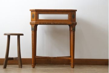 中古　メートランドスミス(MAITLAND SMITH)　キュリオケース　細部まで拘りあるデザインが素敵なサイドテーブル(ガラスケース、コンソールテーブル、ディスプレイケース、飾り棚、ショーケース、英国、店舗什器)(R-075296)