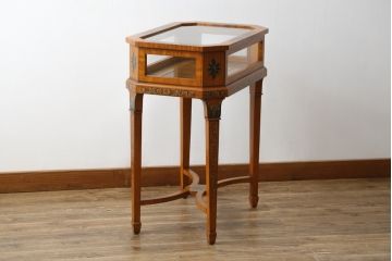 中古　メートランドスミス(MAITLAND SMITH)　キュリオケース　細部まで拘りあるデザインが素敵なサイドテーブル(ガラスケース、コンソールテーブル、ディスプレイケース、飾り棚、ショーケース、英国、店舗什器)(R-075296)