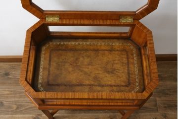 中古　メートランドスミス(MAITLAND SMITH)　キュリオケース　細部まで拘りあるデザインが素敵なサイドテーブル(ガラスケース、コンソールテーブル、ディスプレイケース、飾り棚、ショーケース、英国、店舗什器)(R-075296)