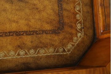 中古　メートランドスミス(MAITLAND SMITH)　キュリオケース　細部まで拘りあるデザインが素敵なサイドテーブル(ガラスケース、コンソールテーブル、ディスプレイケース、飾り棚、ショーケース、英国、店舗什器)(R-075296)