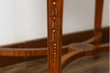 中古　メートランドスミス(MAITLAND SMITH)　キュリオケース　細部まで拘りあるデザインが素敵なサイドテーブル(ガラスケース、コンソールテーブル、ディスプレイケース、飾り棚、ショーケース、英国、店舗什器)(R-075296)