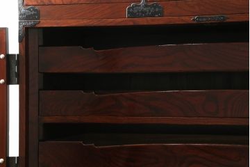 和製アンティーク　美品!!　前面欅(ケヤキ)材　上杢目　手打ち金具が素敵な木地呂塗りの三段重ね仙台箪笥(着物箪笥、整理箪笥、衣装箪笥、重ね箪笥、引き出し)(R-075297)