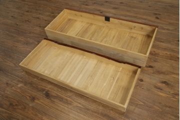 和製アンティーク　美品!!　前面欅(ケヤキ)材　上杢目　手打ち金具が素敵な木地呂塗りの三段重ね仙台箪笥(着物箪笥、整理箪笥、衣装箪笥、重ね箪笥、引き出し)(R-075297)