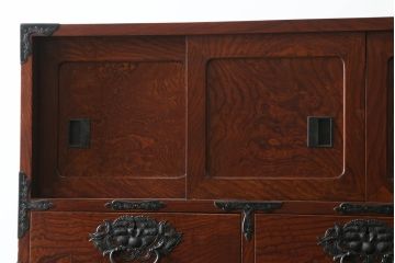 和製アンティーク　美品!!　前面欅(ケヤキ)材　上杢目　手打ち金具が素敵な木地呂塗りの三段重ね仙台箪笥(着物箪笥、整理箪笥、衣装箪笥、重ね箪笥、引き出し)(R-075297)