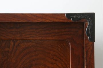 和製アンティーク　美品!!　前面欅(ケヤキ)材　上杢目　手打ち金具が素敵な木地呂塗りの三段重ね仙台箪笥(着物箪笥、整理箪笥、衣装箪笥、重ね箪笥、引き出し)(R-075297)
