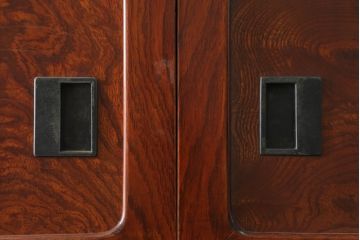 和製アンティーク　美品!!　前面欅(ケヤキ)材　上杢目　手打ち金具が素敵な木地呂塗りの三段重ね仙台箪笥(着物箪笥、整理箪笥、衣装箪笥、重ね箪笥、引き出し)(R-075297)