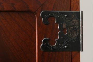 和製アンティーク　美品!!　前面欅(ケヤキ)材　上杢目　手打ち金具が素敵な木地呂塗りの三段重ね仙台箪笥(着物箪笥、整理箪笥、衣装箪笥、重ね箪笥、引き出し)(R-075297)