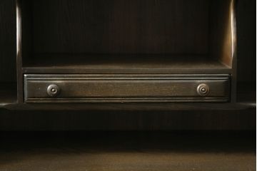 中古　美品　希少モデル　ERCOL(アーコール)　エルム材　クラシカルな佇まいで落ち着いた雰囲気を醸し出すライティングビューロー(ワークデスク、簿記机、収納棚、戸棚、在宅用、在宅ワーク用)(R-075298)