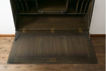 中古　美品　希少モデル　ERCOL(アーコール)　エルム材　クラシカルな佇まいで落ち着いた雰囲気を醸し出すライティングビューロー(ワークデスク、簿記机、収納棚、戸棚、在宅用、在宅ワーク用)(R-075298)