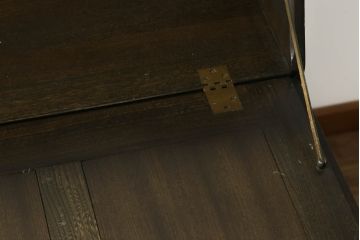 中古　美品　希少モデル　ERCOL(アーコール)　エルム材　クラシカルな佇まいで落ち着いた雰囲気を醸し出すライティングビューロー(ワークデスク、簿記机、収納棚、戸棚、在宅用、在宅ワーク用)(R-075298)