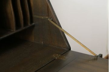 中古　美品　希少モデル　ERCOL(アーコール)　エルム材　クラシカルな佇まいで落ち着いた雰囲気を醸し出すライティングビューロー(ワークデスク、簿記机、収納棚、戸棚、在宅用、在宅ワーク用)(R-075298)