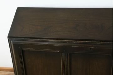 中古　美品　希少モデル　ERCOL(アーコール)　エルム材　クラシカルな佇まいで落ち着いた雰囲気を醸し出すライティングビューロー(ワークデスク、簿記机、収納棚、戸棚、在宅用、在宅ワーク用)(R-075298)