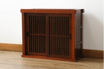 中古　美品　ニレ材　上質な和の空間を演出する小さな水屋箪笥(食器棚、茶棚、サイドキャビネット、戸棚、収納棚)(R-075300)