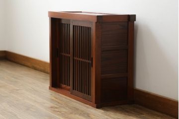 中古　美品　ニレ材　上質な和の空間を演出する小さな水屋箪笥(食器棚、茶棚、サイドキャビネット、戸棚、収納棚)(R-075300)