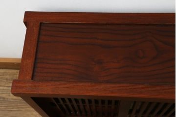 中古　美品　ニレ材　上質な和の空間を演出する小さな水屋箪笥(食器棚、茶棚、サイドキャビネット、戸棚、収納棚)(R-075300)