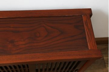 中古　美品　ニレ材　上質な和の空間を演出する小さな水屋箪笥(食器棚、茶棚、サイドキャビネット、戸棚、収納棚)(R-075300)