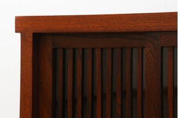 中古　美品　ニレ材　上質な和の空間を演出する小さな水屋箪笥(食器棚、茶棚、サイドキャビネット、戸棚、収納棚)(R-075300)