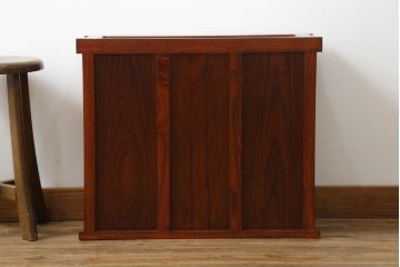 中古　美品　ニレ材　上質な和の空間を演出する小さな水屋箪笥(食器棚、茶棚、サイドキャビネット、戸棚、収納棚)(R-075300)