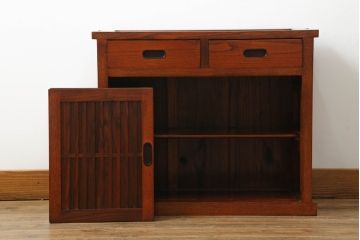 中古　美品　ニレ材　上質な和の空間を演出する小さな水屋箪笥(食器棚、茶棚、サイドキャビネット、戸棚、収納棚)(R-075335)