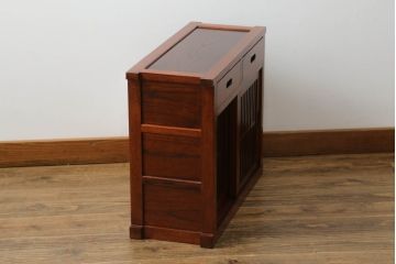 中古　美品　ニレ材　上質な和の空間を演出する小さな水屋箪笥(食器棚、茶棚、サイドキャビネット、戸棚、収納棚)(R-075335)