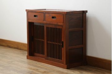 中古　美品　ニレ材　上質な和の空間を演出する小さな水屋箪笥(食器棚、茶棚、サイドキャビネット、戸棚、収納棚)(R-075335)