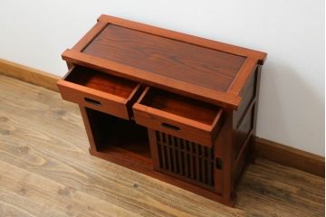 中古　美品　ニレ材　上質な和の空間を演出する小さな水屋箪笥(食器棚、茶棚、サイドキャビネット、戸棚、収納棚)(R-075335)