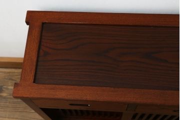 中古　美品　ニレ材　上質な和の空間を演出する小さな水屋箪笥(食器棚、茶棚、サイドキャビネット、戸棚、収納棚)(R-075335)