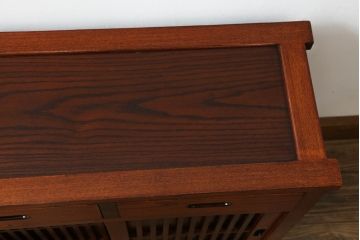 中古　美品　ニレ材　上質な和の空間を演出する小さな水屋箪笥(食器棚、茶棚、サイドキャビネット、戸棚、収納棚)(R-075335)