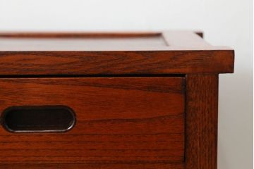 中古　美品　ニレ材　上質な和の空間を演出する小さな水屋箪笥(食器棚、茶棚、サイドキャビネット、戸棚、収納棚)(R-075335)