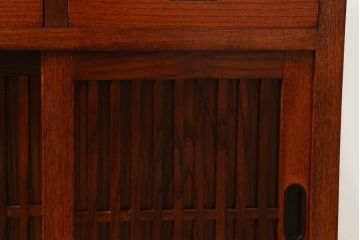 中古　美品　ニレ材　上質な和の空間を演出する小さな水屋箪笥(食器棚、茶棚、サイドキャビネット、戸棚、収納棚)(R-075335)