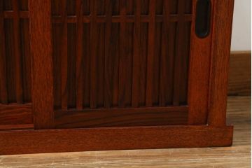 中古　美品　ニレ材　上質な和の空間を演出する小さな水屋箪笥(食器棚、茶棚、サイドキャビネット、戸棚、収納棚)(R-075335)