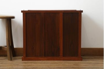 中古　美品　ニレ材　上質な和の空間を演出する小さな水屋箪笥(食器棚、茶棚、サイドキャビネット、戸棚、収納棚)(R-075335)