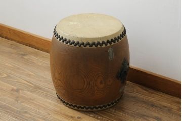 和製アンティーク　山本慶助商店　使い込まれた質感が味わい深い欅(ケヤキ)材の太鼓(和楽器、刳り貫き、くりぬき、和太鼓)(R-075336)