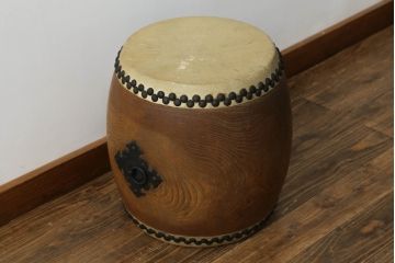 和製アンティーク　山本慶助商店　使い込まれた質感が味わい深い欅(ケヤキ)材の太鼓(和楽器、刳り貫き、くりぬき、和太鼓)(R-075336)