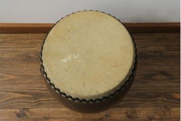和製アンティーク　山本慶助商店　使い込まれた質感が味わい深い欅(ケヤキ)材の太鼓(和楽器、刳り貫き、くりぬき、和太鼓)(R-075336)