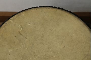和製アンティーク　山本慶助商店　使い込まれた質感が味わい深い欅(ケヤキ)材の太鼓(和楽器、刳り貫き、くりぬき、和太鼓)(R-075336)