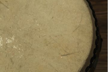 和製アンティーク　山本慶助商店　使い込まれた質感が味わい深い欅(ケヤキ)材の太鼓(和楽器、刳り貫き、くりぬき、和太鼓)(R-075336)