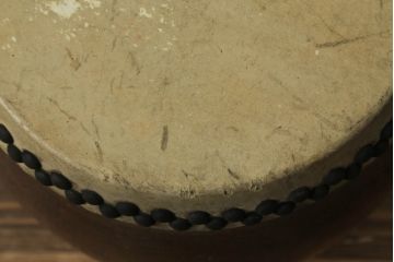 和製アンティーク　山本慶助商店　使い込まれた質感が味わい深い欅(ケヤキ)材の太鼓(和楽器、刳り貫き、くりぬき、和太鼓)(R-075336)