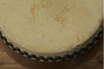 和製アンティーク　山本慶助商店　使い込まれた質感が味わい深い欅(ケヤキ)材の太鼓(和楽器、刳り貫き、くりぬき、和太鼓)(R-075336)