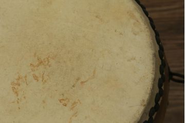 和製アンティーク　山本慶助商店　使い込まれた質感が味わい深い欅(ケヤキ)材の太鼓(和楽器、刳り貫き、くりぬき、和太鼓)(R-075336)