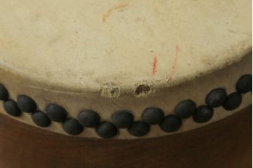 和製アンティーク　山本慶助商店　使い込まれた質感が味わい深い欅(ケヤキ)材の太鼓(和楽器、刳り貫き、くりぬき、和太鼓)(R-075336)