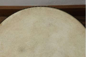 和製アンティーク　宮本卯之助商店　特別上鳴保證　太鼓台・バチ付き　使い込まれた質感が味わい深い欅(ケヤキ)材の平釣太鼓(和太鼓、和楽器、刳り貫き、くりぬき)(R-075337)