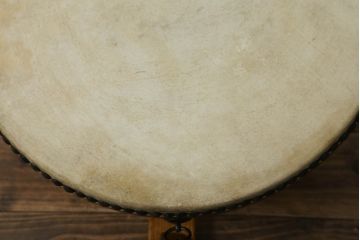 和製アンティーク　宮本卯之助商店　特別上鳴保證　太鼓台・バチ付き　使い込まれた質感が味わい深い欅(ケヤキ)材の平釣太鼓(和太鼓、和楽器、刳り貫き、くりぬき)(R-075337)