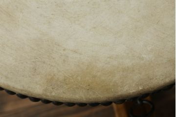 和製アンティーク　宮本卯之助商店　特別上鳴保證　太鼓台・バチ付き　使い込まれた質感が味わい深い欅(ケヤキ)材の平釣太鼓(和太鼓、和楽器、刳り貫き、くりぬき)(R-075337)